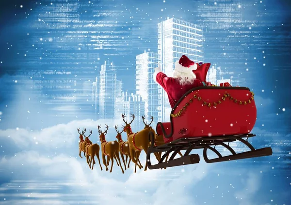 Kerstman met rendier slee tegen stad rijden — Stockfoto