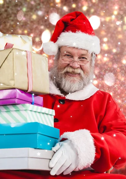 Santa segurando pilha de presentes de Natal — Fotografia de Stock