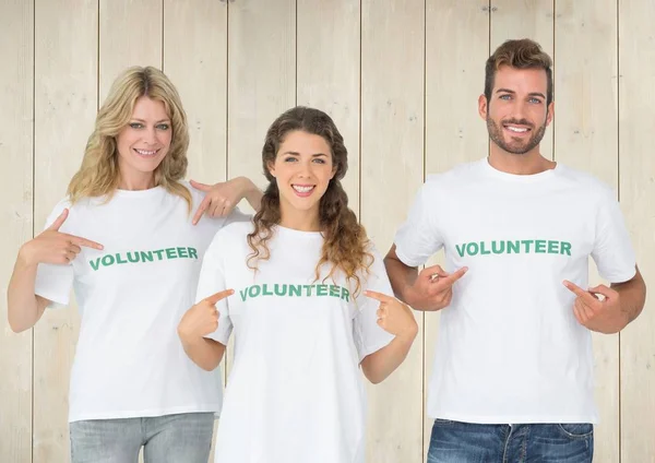 Freiwillige zeigen auf Botschaft auf T-Shirts — Stockfoto