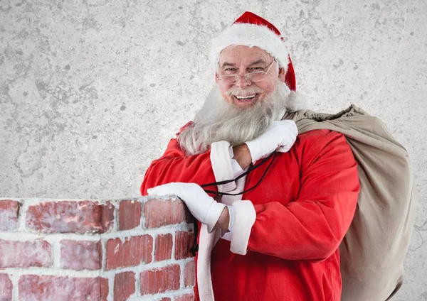 Alegre Papai Noel levando saco de presente — Fotografia de Stock