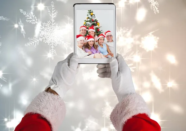 Santa claus innehav tablett med foto — Stockfoto