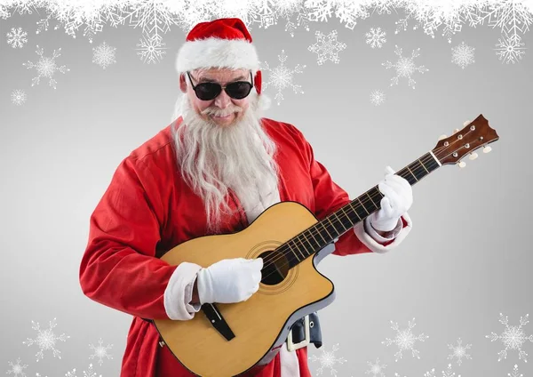 Babbo Natale in occhiali da sole suonare la chitarra — Foto Stock