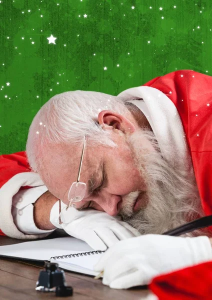 Zmęczony Mikołaj Śpiąca przy stole — Zdjęcie stockowe