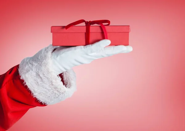Санта Клаус тримає різдвяний подарунок — стокове фото