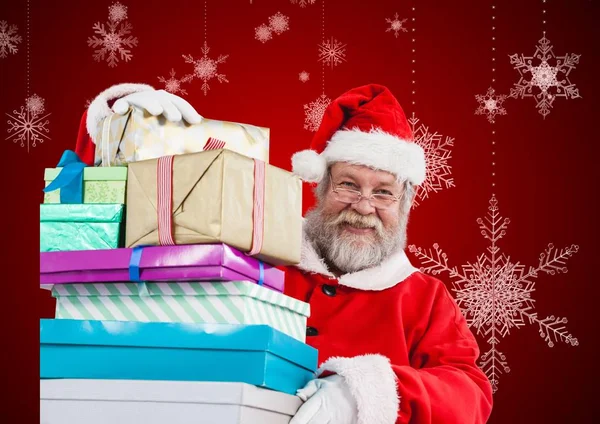 Санта Клаус стоит со стопкой подарков — стоковое фото