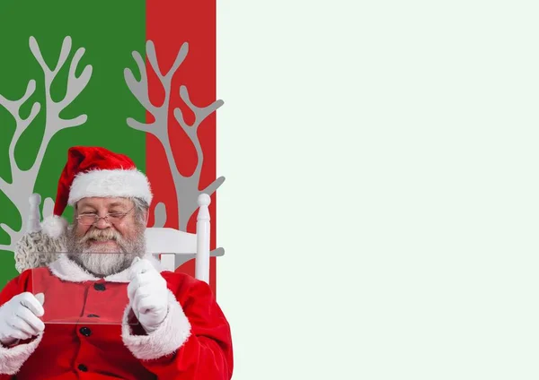 Sonriente santa claus sosteniendo barra de vidrio — Foto de Stock