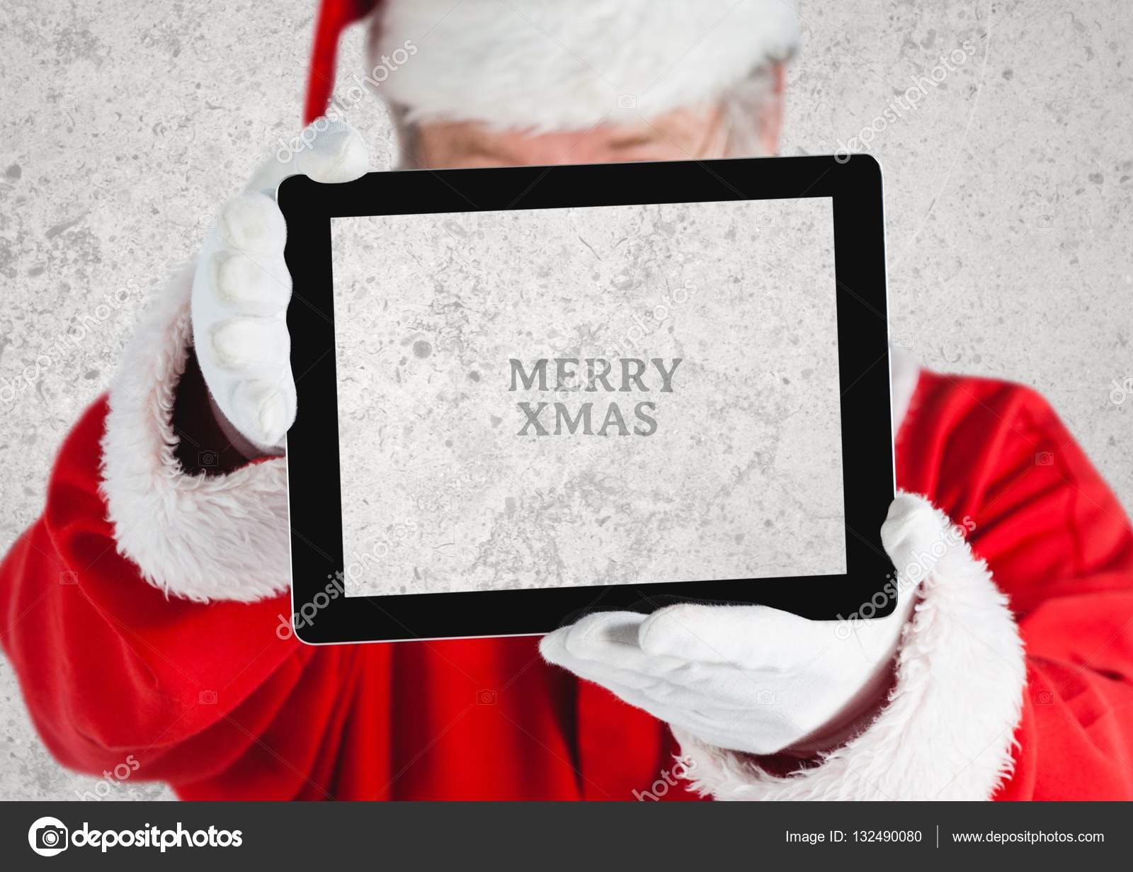 Mains du Père Noël tenant une tablette numérique image libre de droit par Wavebreakmedia 