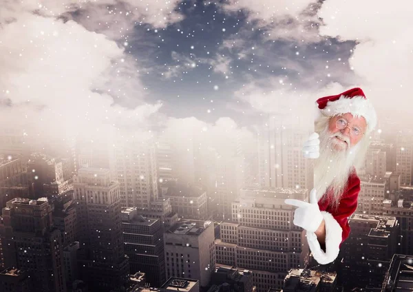 Santa claus espiando desde los edificios — Foto de Stock