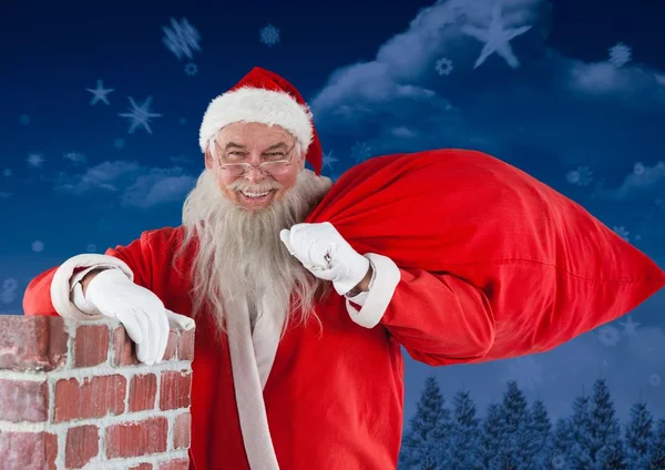 Santa claus staande naast schoorsteen — Stockfoto