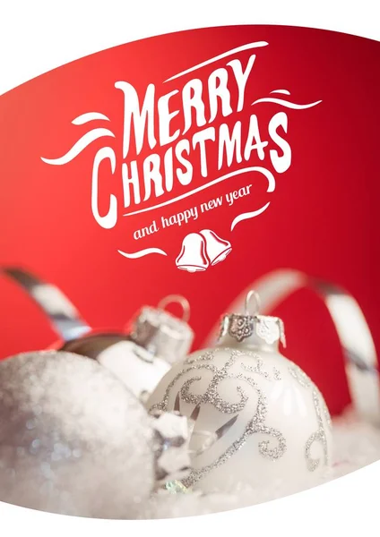 Frohe Weihnachtsgrüße mit Silberkugeln — Stockfoto
