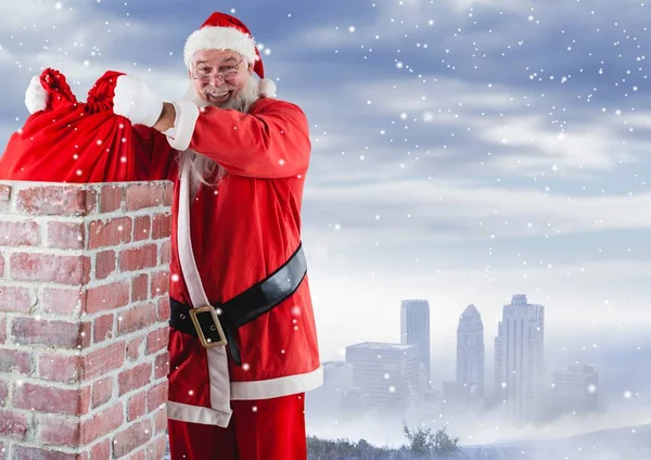 Santa rimozione sacco regalo dal camino — Foto Stock