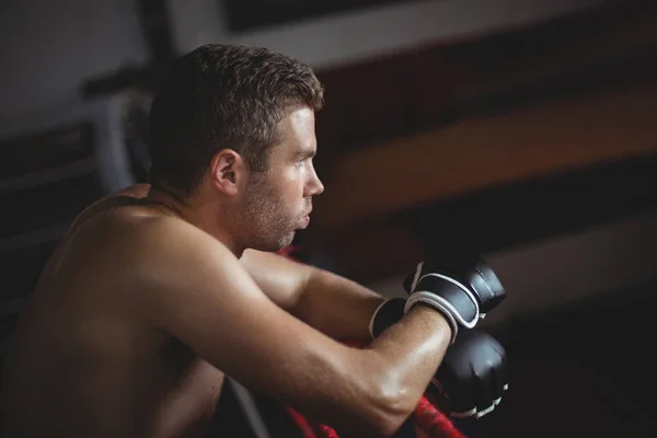 Boxeador apoyado en el anillo de boxeo — Foto de Stock