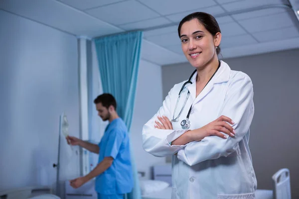 Doctor standing with arms crossed — Stock Photo, Image