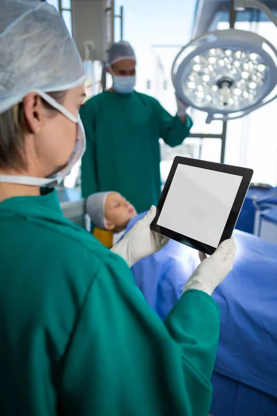 디지털 태블릿을 사용 하 여 외과 의사 — 스톡 사진