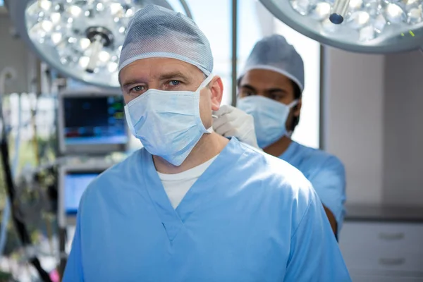 Chirurg hilft beim Binden von Sauerstoff — Stockfoto