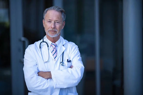 Mannelijke chirurg permanent met gekruiste armen — Stockfoto