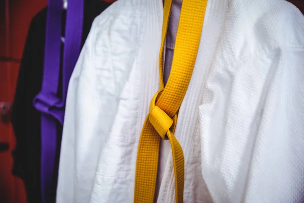 Dois uniformes de karaté pendurados no armário — Fotografia de Stock