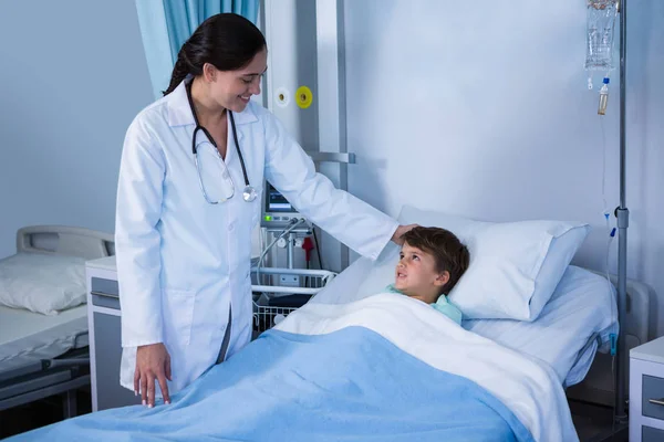 Female doctor consoling patient during visit in ward — Stock Photo, Image