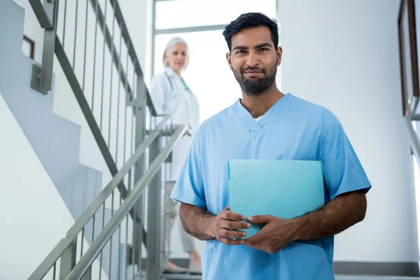 Läkare står med filen på sjukhus — Stockfoto