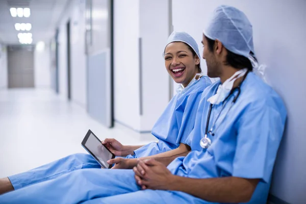 Cirurgiões usando tablet digital — Fotografia de Stock