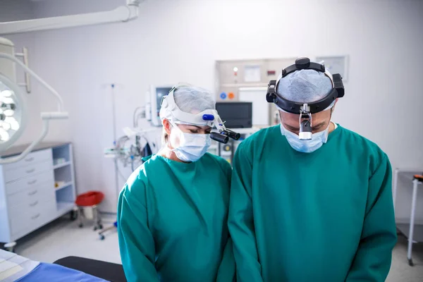 Cirujanos en quirófano —  Fotos de Stock