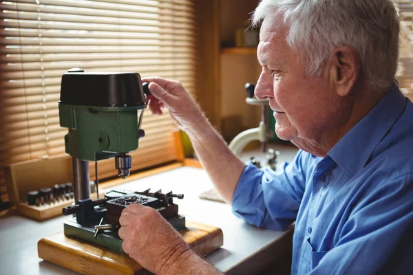 Horolog reparera en klocka — Stockfoto