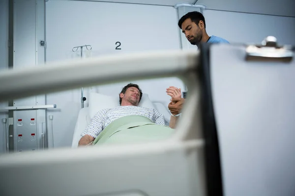Лікар перевіряє пульс пацієнта — стокове фото