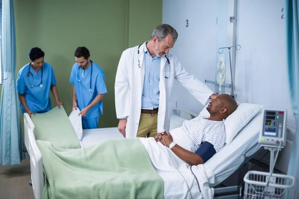 Médico interactuando con el paciente en la sala —  Fotos de Stock
