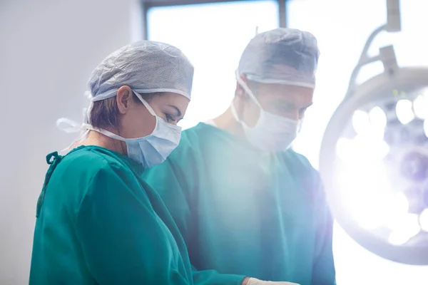 Cirujanos realizando la operación — Foto de Stock