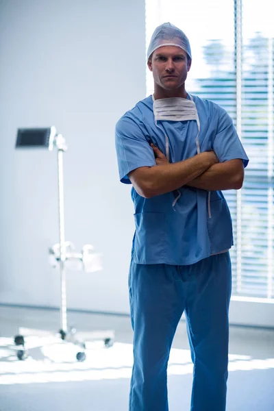 Portrét ošetřovatel stál v chodbě — Stock fotografie