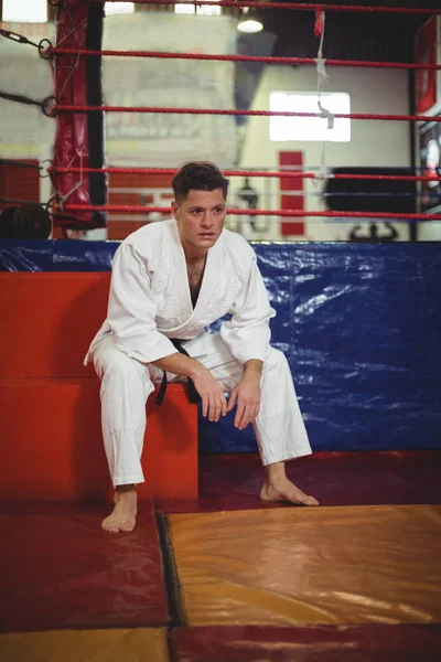 Karate játékos ül a fitness stúdió — Stock Fotó