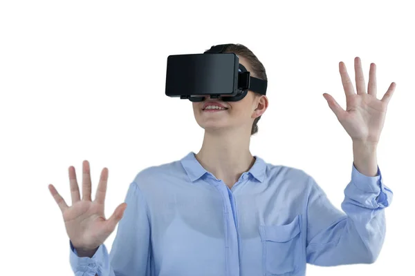 Geschäftsfrau mit Virtual-Reality-Headset — Stockfoto