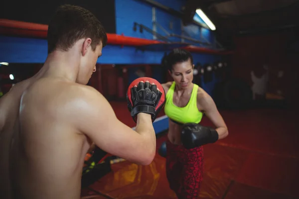 Boxers utilisant des mitaines de mise au point pendant l'entraînement — Photo