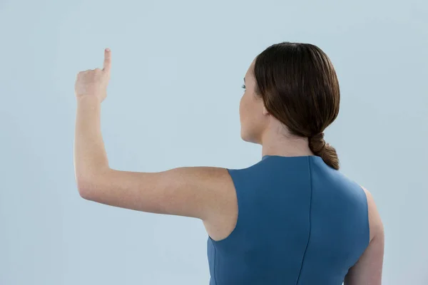 Žena předstírá, že neviditelné dotyková — Stock fotografie
