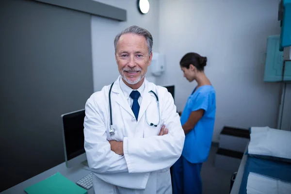 Doktor stojící s rukama zkříženýma — Stock fotografie