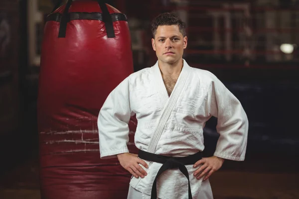 Karate jugador con las manos en las caderas — Foto de Stock