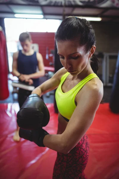 Жіночий боксер в боксерських рукавичках — стокове фото