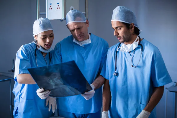 Χειρουργοί συζητώντας πάνω από ακτινογραφία — Φωτογραφία Αρχείου
