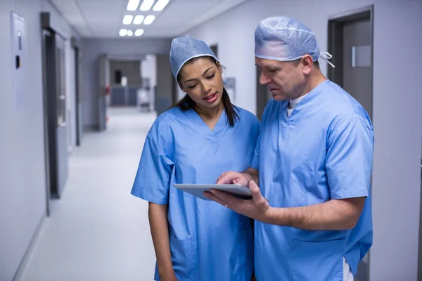 Dijital tablet üzerinde tartışırken cerrahlar — Stok fotoğraf