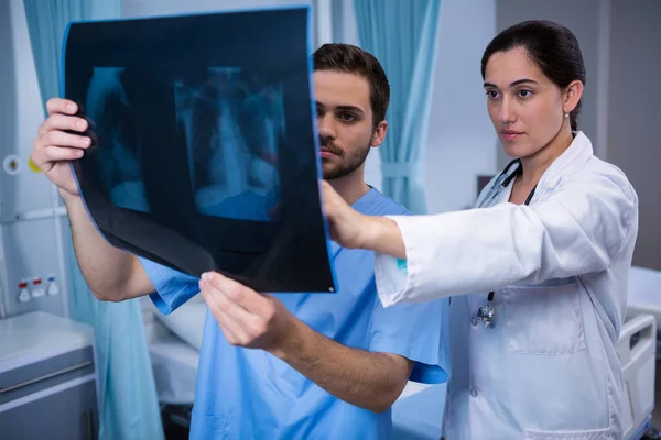 Médicos que examinam raios-X — Fotografia de Stock