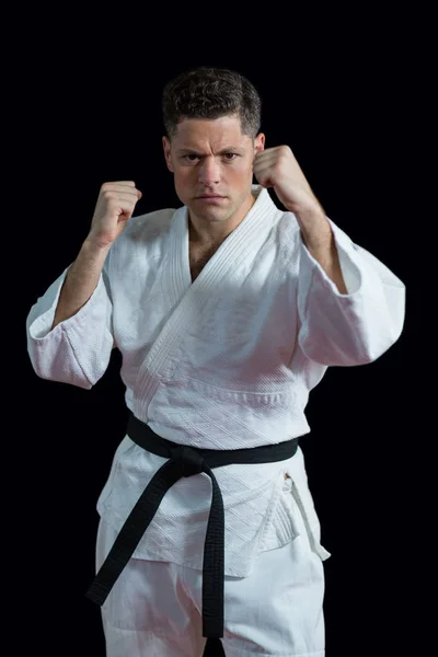 Karate oyuncu performans gösteren karate duruş — Stok fotoğraf