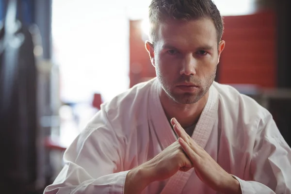 Jugador de karate realizando postura de karate — Foto de Stock