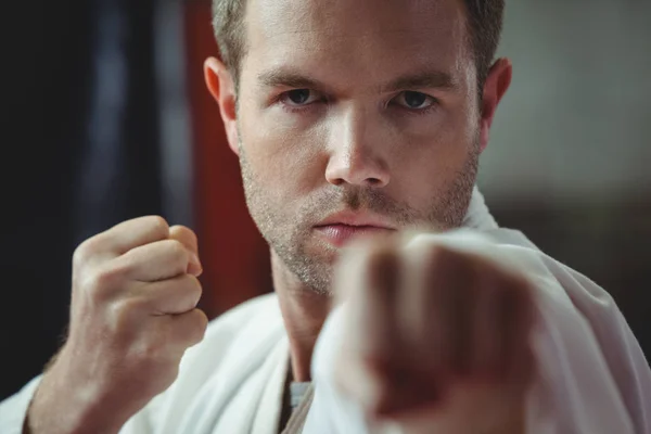 Karate player performing karate stance — Stock Photo, Image