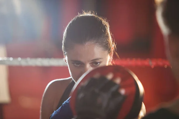 Mulher boxeadora praticando no ringue — Fotografia de Stock