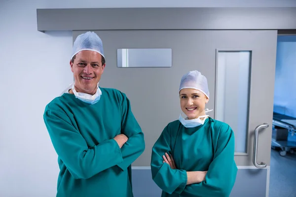 Surgeons standing with arms crossed — Stock Photo, Image