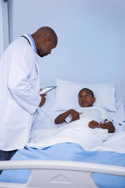 Мужской врач взаимодействует с пациентом — стоковое фото