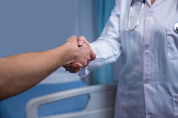 Enfermera y médico estrechando las manos — Foto de Stock