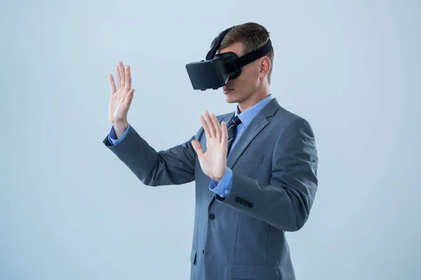 Uomo d'affari che utilizza cuffie realtà virtuale — Foto Stock