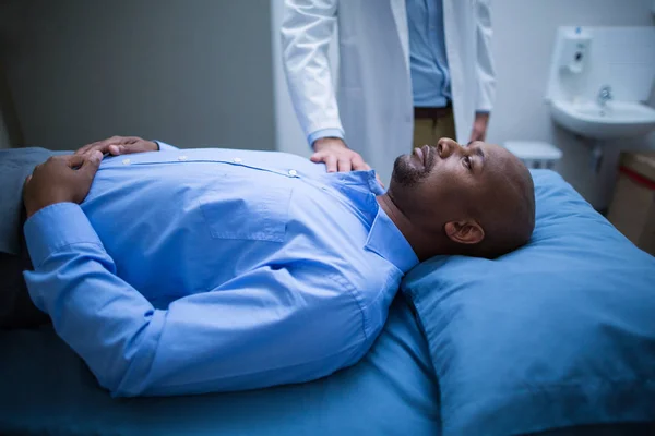 Médecin consolant un patient au lit — Photo