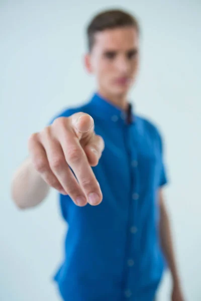 Hombre tocando una pantalla invisible — Foto de Stock